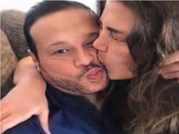 قلبي يا قلبي نانسي عجرم. Ø¨Ø¹Ø¯ Ù‚Ø¨Ù„ØªÙ‡Ø§ ØªØ¹Ø±Ù Ø¹Ù„Ù‰ Ø¹Ù…Ø± Ø±ÙŠÙ‡Ø§Ù… Ø­Ø¬Ø§Ø¬ ÙˆØ¹Ù…Ù„Ù‡Ø§ Ù‚Ø¨Ù„ Ø§Ù„Ø´Ù‡Ø±Ø© Ø¨ÙˆØ§Ø¨Ø© Ø£Ø®Ø¨Ø§Ø± Ø§Ù„ÙŠÙˆÙ… Ø§Ù„Ø¥Ù„ÙƒØªØ±ÙˆÙ†ÙŠØ©