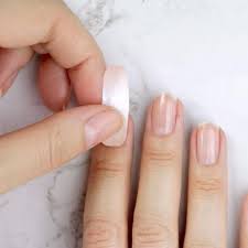 Ich weiß jetzt nicht was du konkret meinst, aber gezielt bei gemachten gelnägel (also sprich kunstnägeln) wird der nagel sehr kurz und sehr dünn gefeilt. Selbstklebende Nagelfolien Miss Sophie