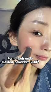 Stick foundation kalis air dan kalis peluh! Disyorkan oleh selebriti Korea,  ia membantu anda mencipta kulit yang jelas dan sempurna dengan mudah  Semakin anda menggunakannya, semakin baik kulit anda! ...