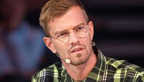 Inhaltsverzeichnis so begann joko winterscheidt seine karriere wünschen sich joko winterscheidt und seine freundin mehr kinder? Joko Winterscheidt Nach Tote Mutter Witz Von Thomas Gottschalk Er War Unwissend Bunte De