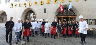 zeughauskeller zurich home wurstspezialitaeten paradeplatz zuerich restaurant mittagsmenue kalbsleber geschnetzeltes schnitzel