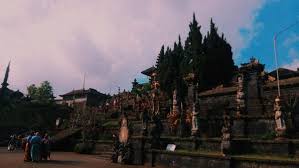 Menurut dandhy, pembangunan bandara mengakibatkan kenaikan harga tanah di sekitarnya. Pesona Pura Tertua Bali Yang Melegenda