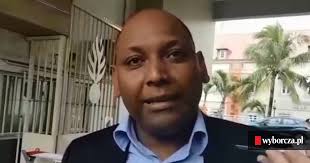 Ciemnoskóry b. poseł z francuskiej wyspy Reunion oskarżony o podżeganie do  nienawiści rasowej. Użył słów 'polityka tłustych białych'