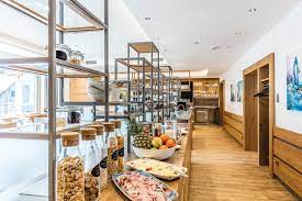 restaurant buffet aus echtem eichenholz in verbindung mit edel gestalteten metallregalen wirkt das buffet einrichtung hoteleinrichtung gastronomieeinrichtung