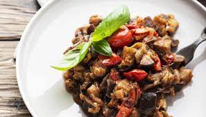 Esistono diverse scuole di pensiero sull'origine di un altra ipotesi è che il termine caponata derivi da capone pesce di grandi dimensioni in italia. Caponata Di Pesce Spada Ricetta Ghiotta Tipica Siciliana