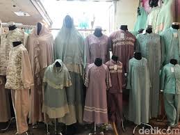 Bigo live anak sma buka baju. Baju Sarimbit Jadi Primadona Baju Lebaran Di Tanah Abang Dan Thamrin City
