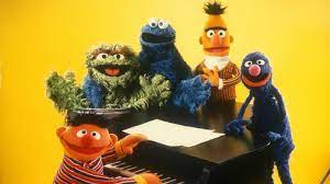 Elmo fragt sich, zu welchem essen julia ihn einlädt. Sesamstrasse Wird 50 Die Erfolgreichste Kindersendung Der Welt Mit Ernie Und Bert Stern De