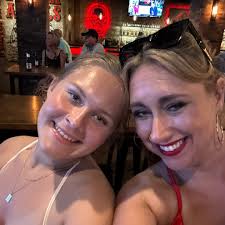 Are there any restaurants in Elgin serving baklava cheesecake?