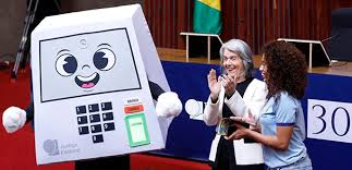TSE lança mascote Pilili e celebra 30 anos da urna eletrônica
