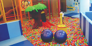 Kolam mandi bola pertama diisi dengan 40.000 bola, dibuka segera setelah pencerahan itu. Berakhir Pekan Di Aeon Mall