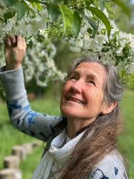 Spray THIS at Home, and Watch Insects Disappear! DIY Clove & Baking Soda  Pest Control Spray -Ingredients: 1 tablespoon ground cloves 1 tablespoon  baking soda 5-10 dried bay leaves 2 cups water