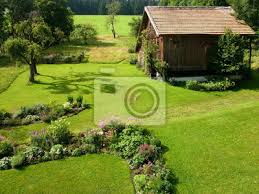 Bevorzugt von regionalen erzeugern aus. Schoner Grosser Gruner Garten Mit Weitlaufigen Blumenbeeten Auf Fototapete Fototapeten Gartenpflege Landleben Idylle Myloview De