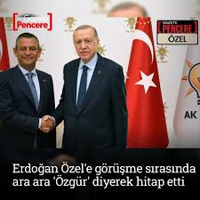 Erdoğan-Özel görüşmesine ilişkin yeni detaylar ortaya çıkmaya devame diyor.  Görüşme sırasında Erdoğan Özgür Özel'e ara ara Özgür diye hitap etti. Boş  koltuğun MHP'yi sembolize ettiği yorumları yapıldı. . İlgili habere  hikayede paylaşılan