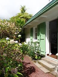 Tout Autour La Reunion Dans Le Cirque De Salazie A 950 Metres D Altitude La Maison Folio Fut Construite Au Xixeme Siecle A Jardin Maison Jardins Case Creole