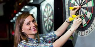 Whether you have darts with a steel or plastic tip, the mechanics of the game consist of throwing darts at a target that is divided by segments, and each of them is assigned a score. 3 Easy Dart Games To Play At A Bar The Office Lounge