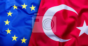 Flaga została przyjęta oficjalnie dekretem królowej wilhelminy 19 lutego 1937 roku, jednak była w użyciu już od xvi wieku.kolory niebieski, biały i pomarańczowy były barwami noszonymi przez wojska księcia holenderskiego wilhelma i orańskiego hrabiego von nassau w okresie wojny holandii o niepodległość. Flagi Turcji I Unii Europejskiej Turcja Flaga I Flaga Ue World Fototapeta Fototapety Umowy Dyplomacja Tlumaczenie Myloview Pl