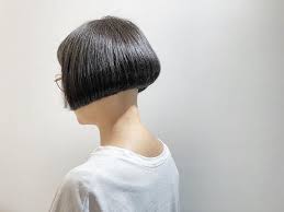 miik hairはinstagramを利用しています いつも通りに0 4mm刈り上げに前下がりボブです 前髪はギザギザアシメで 刈り上げしたばっかの時はお風呂上がり自分で鏡見てびっくりするらしいで bob hairstyles shaved bob short bob hairstyles