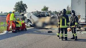 Attorno alle ore 10 di giovedì 1 agosto 2019 c'è stato infatti un violento scontro fra un tir e un'automobile che viaggiavano in direzione di piacenza. Furgone Contro Tir Tragico Schianto In Autostrada Cinque Morti Piacenzasera It