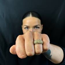 Smuk isabella ring i guld med krystaller