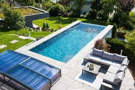 Schwimmbecken Mit Stirnseitiger Uberlaufkante In Einer Hanglage Gartenpools Pool Fur Kleinen Garten Schwimmbecken