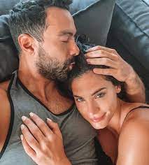Η χριστίνα μπόμπα και ο σάκης τανιμανίδης σε λίγους μήνες θα κρατούν στην αγκαλιά τους τα δίδυμα κοριτσάκια τους. Xristina Mpompa Sakhs Tanimanidhs Ayth Einai H Entypwsiakh Krebatokamara Toy Spitioy Toys Fthis Gr