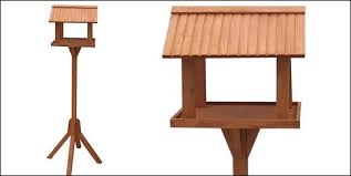 Pratique, la mangeoire sur pied s'installe. Mangeoires Et Cabanes Pour Oiseaux Du Ciel Maganimaux