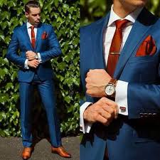 El traje azul es un clásico, el azul oscuro es uno de vamos a ver algunas de las combinaciones en las que usaremos nuestros vestidos largos con un. Combinaciones Con Traje Azul Traje Azul Marino Hombre Traje Azul Hombre Traje De Novio Azul