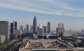 In Frankfurt Stehen 19 Der 20 Hochsten Wolkenkratzer Deutschlands Insgesamt Gibt Es Knapp 500 Hochhauser In Der In 2020 Hochhaus Wolkenkratzer Frankfurt Skyline