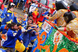 Nel periodo di carnevale, a metà inverno, le strade della città di ivrea nei pressi di torino si trasformano in un campo di battaglia a colpi di arance, per ricostruire una. La Battaglia Delle Arance Storico Carnevale Di Ivrea