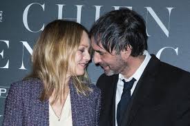 Le couple n'a fait aucun commentaire sur un éventuel mariage et devrait rester fidèle à sa grande discrétion. Vanessa Paradis Et Samuel Benchetrit Le Mariage Surprise