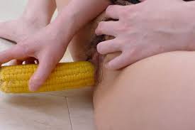 異物挿入エロ画像】マンコがゆるゆるになったビッチなセフレを満足させるために挿入する物が常軌を逸してる異物挿入画像 | エロ画像CLUB