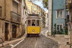 See the city from the highest viewpoints and explore the old neighborhoods of lisbon to see how the locals live and work. Bezienswaardigheden Lissabon Vale Do Tejo