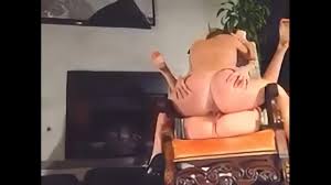 Lesbianas follando en una silla - XNXX.COM