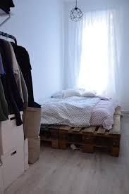 Supergemutliche Einrichtungsidee Furs Wg Zimmer Palettenbett Kleiderstange Und Waschekisten Wg Zimmer In Berlin Palettenbet Wg Zimmer Palettenbett Zimmer