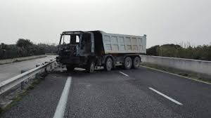 Scene da film d'azione nel un commando, infatti, ha assaltato un portavalori paralizzando l'intero tratto nel tentativo di calare il. Assalto Al Portavalori Riaperta Al Traffico La Statale 379 Brindisi Oggi News Brindisi Notizie Brindisi E Provincia