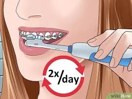 How to Use an Electric Toothbrush with Braces (with Pictures)