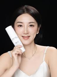 ✨ Meet Lesley ✨ Lesley inspires us with her steady and clear mindset.  Embracing every moment of life, she continues to learn, grow, and radiate  beauty. Her journey reminds us that confidence