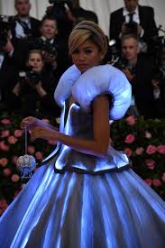 This is not an outfit, this is a performance. Met Gala 2019 Zendaya Lights Up The Carpet In Illuminated Cinderella Gown Entertainment Tonight