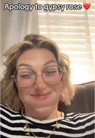 Amber Halford's Instagram, Twitter & Facebook