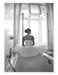 Poster für das badezimmer ermöglichen es, neue einrichtungslösungen blitzschnell und ohne großen aufwand einzuführen. Jenny Stadthaus Ballerina Im Badezimmer Poster Online Bestellen Posterlounge De