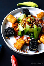 Qovurilgan piyoz va qovoqli salat. Paksoi Mit Schalotten Erdnuss Crunch Und Sesam Kokos Tofu Gourmetguerilla S Foxy Food