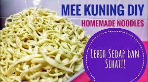 Para sahabat memasak sekalian tidak perlu ragu untuk mencoba resep mi goreng enak ini. Cara Membuat Mee Kuning Yang Mudah Youtube