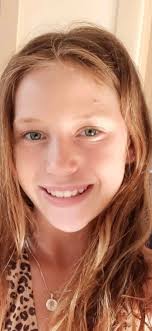 My daugter and I, 11 years apart. Is anyone talented and kind enough to  morph the 2 pictures together so I have my arm around her shoulder ❤️