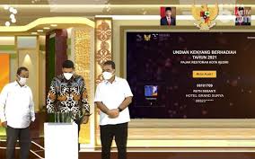 Pemenang pertama dalam lomba lari vertikal yang diadakan oleh pt teguh putra di gedung milik mereka dalam rangka hari jadi perusahaan pada tanggal 18 november 2014 adalah indrajit tarigow, seorang warga negara india yang baru pertama kali mengikuti perlombaan ini. Tnraoxyvk7kw4m
