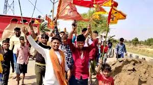 मसौढ़ी में हनुमान की प्रतिमा के प्राण प्रतिष्ठा से पहले निकाली गई कलश यात्रा,  महिलाओं ने मूर्ति को डोली में रखकर गांव का भ्रमण कराया - Kalash ...
