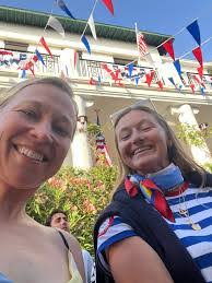 Lynne Jewell's Instagram, Twitter & Facebook