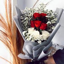 Buket bunga merupakan kumpulan beberapa bunga dan dedaunan yang dirangkai dengan desain sedemikian rupa sehingga membentuk bunga tangan yang cantik. Detail Gambar Jual Buket Bunga Mawar Asli Mix Kota Surabaya Rindasflorist