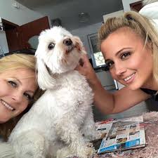 Nicsak ki van itt? @GombosEdina végre!❤️ olyan jó újra látni! Nózi is örült  neki!🐾😘 #baratnő #akkorishamesszevan #demostvégreitthon #gombosedina