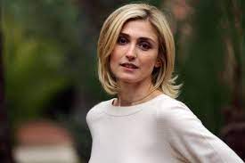 Julie gayet can be seen using the following weapons in the following films. Francois Hollande Julie Gayet Man Liebt Es Unentschieden Menschen Faz