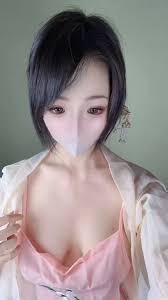 萌白酱一口幼桃